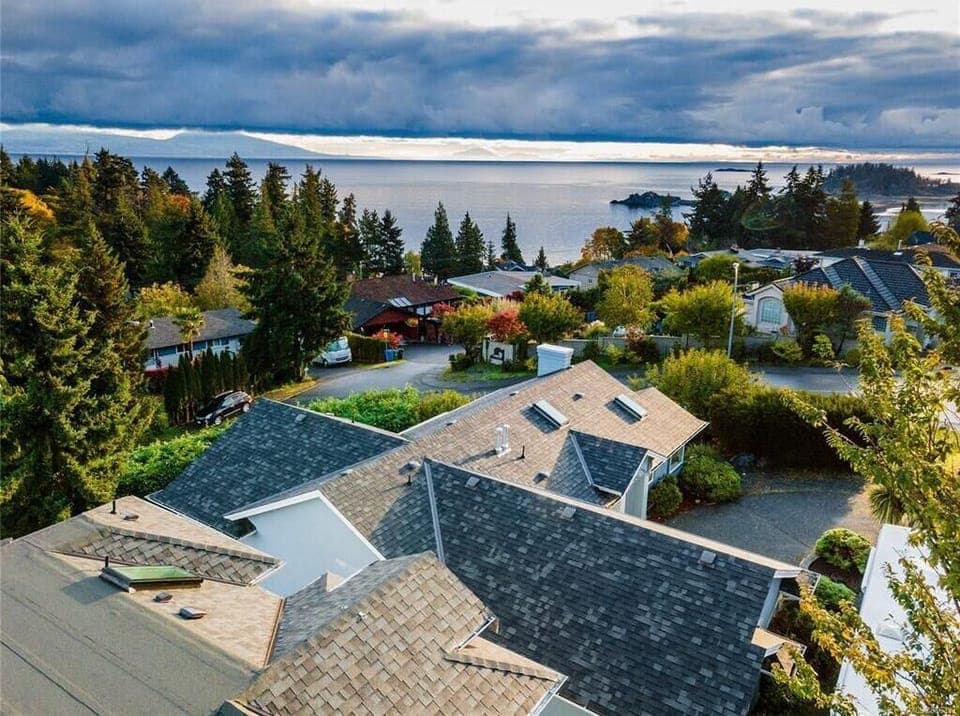 Birds eye view of home and area