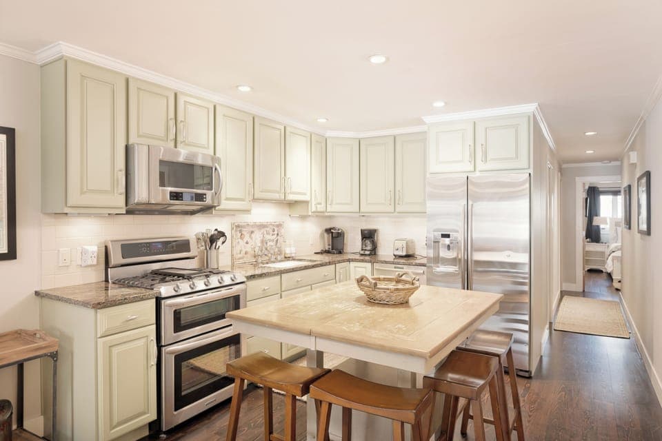 Eat-in kitchen with gas cooktop
