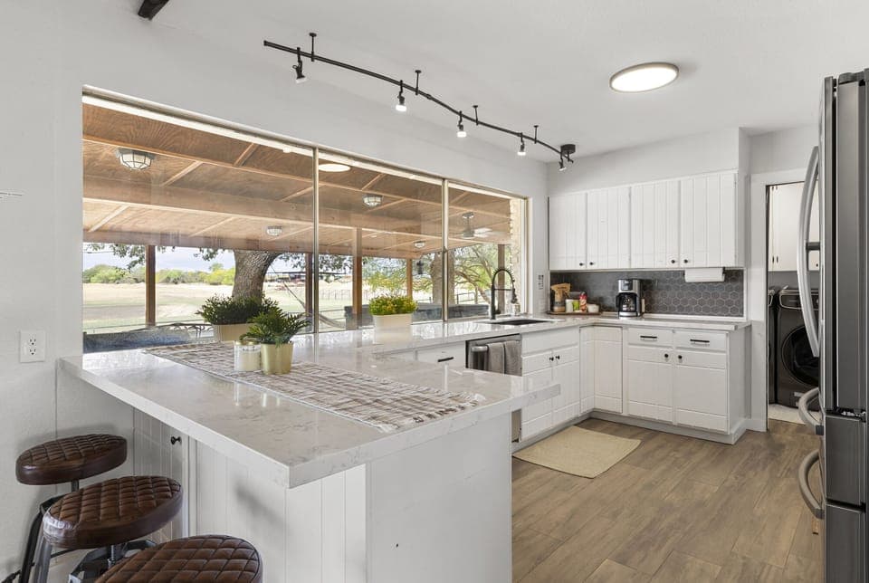 [Kitchen] Fully stocked & equipped