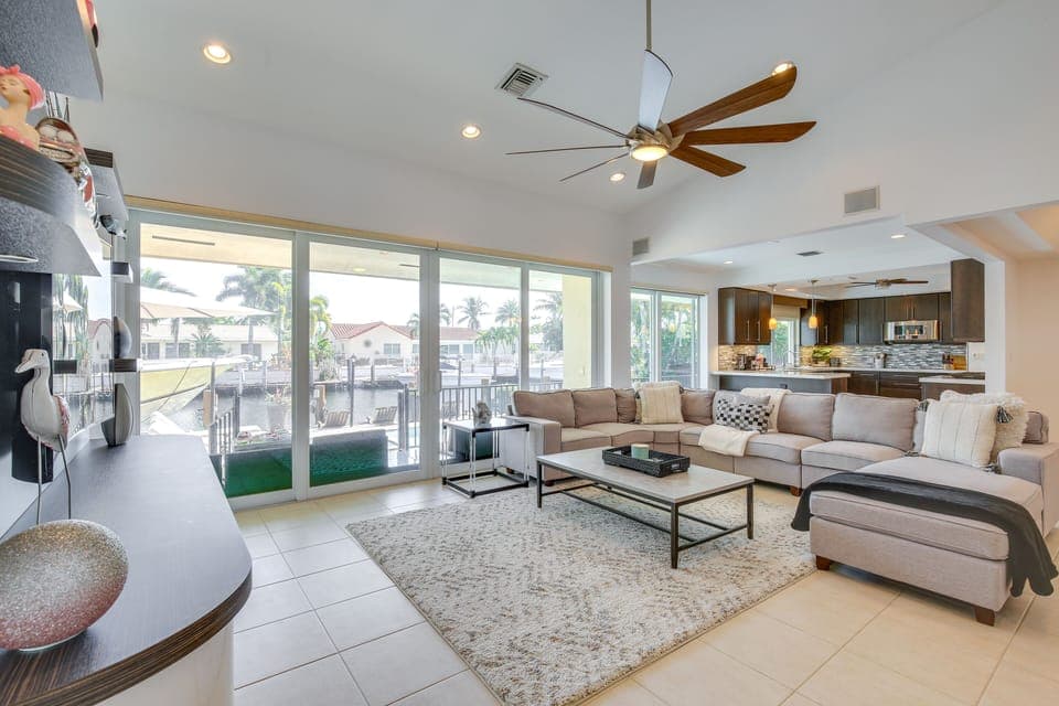 Living Room | Free WiFi | Smart TV | Central A/C