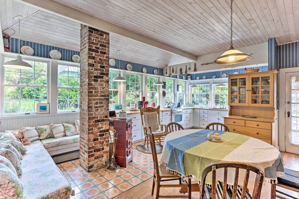 Sitting/Dining Area | 1st Floor | Antique Furniture | Free WiFi