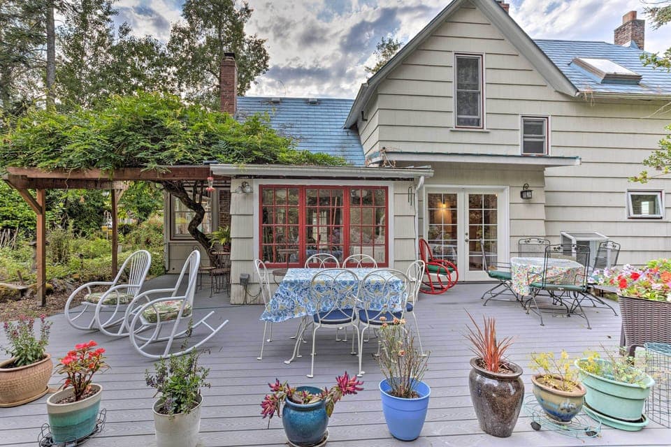 Federal Way Vacation Rental | 4BR | 2.5BA | Step-Free Entry | 1,650 Sq Ft