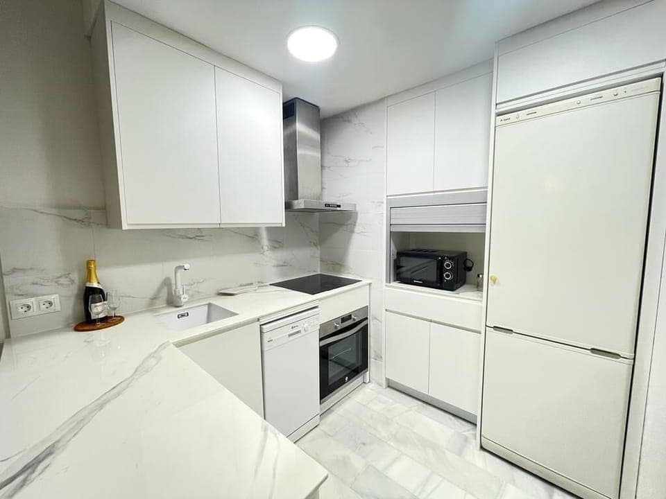 Beautiful kitchen, modern and fully equipped to enjoy a delicious home cooked meal. (1)