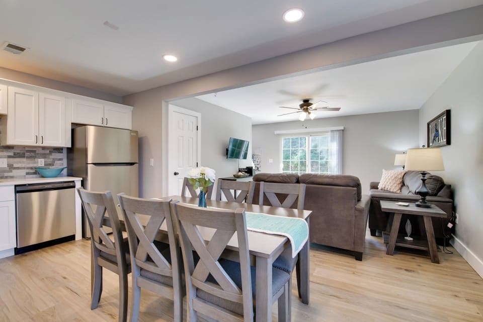 Dining Area | Dishware & Flatware Provided