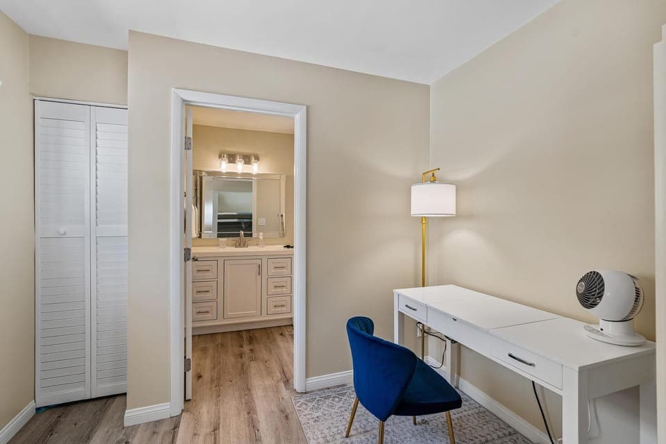 Quiet office space off of bunk bed room (with doors that close) Fast wifi 