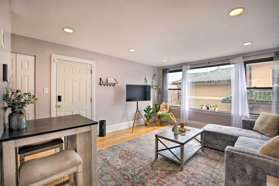 Chicago Vacation Rental | 2BR | 1BA | 1,100 Sq Ft | Stairs Required for Access