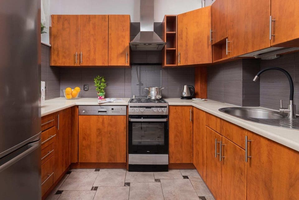 Kitchenette with plenty of kitchen utensils and dishes. 