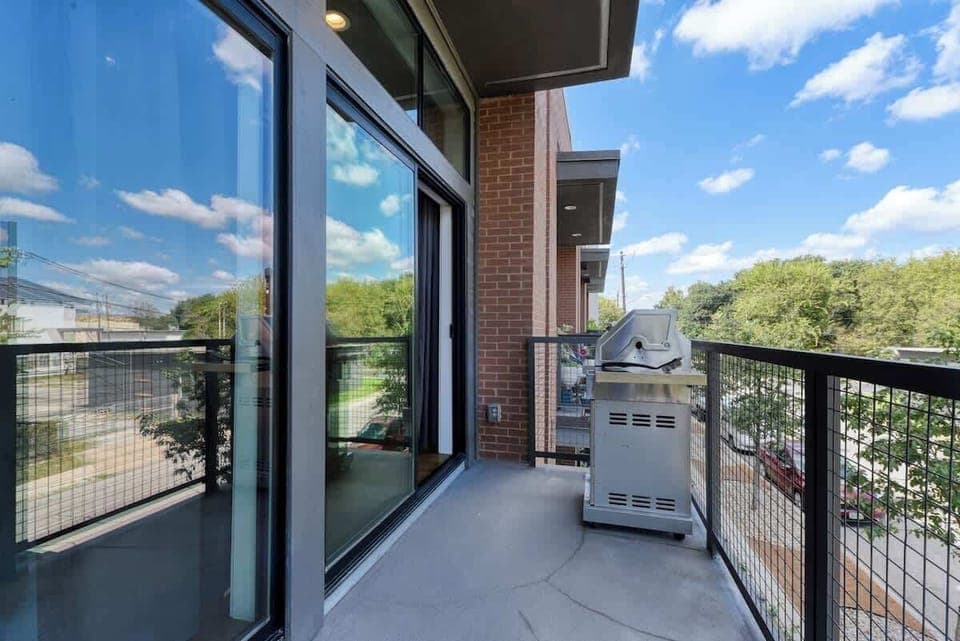 2nd floor patio with propane gas grill
