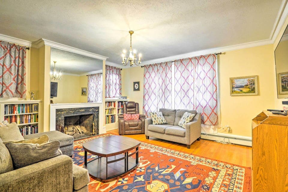 Living Room | 1st Floor | Smart TV w/ Cable | Central Heating | Free WiFi