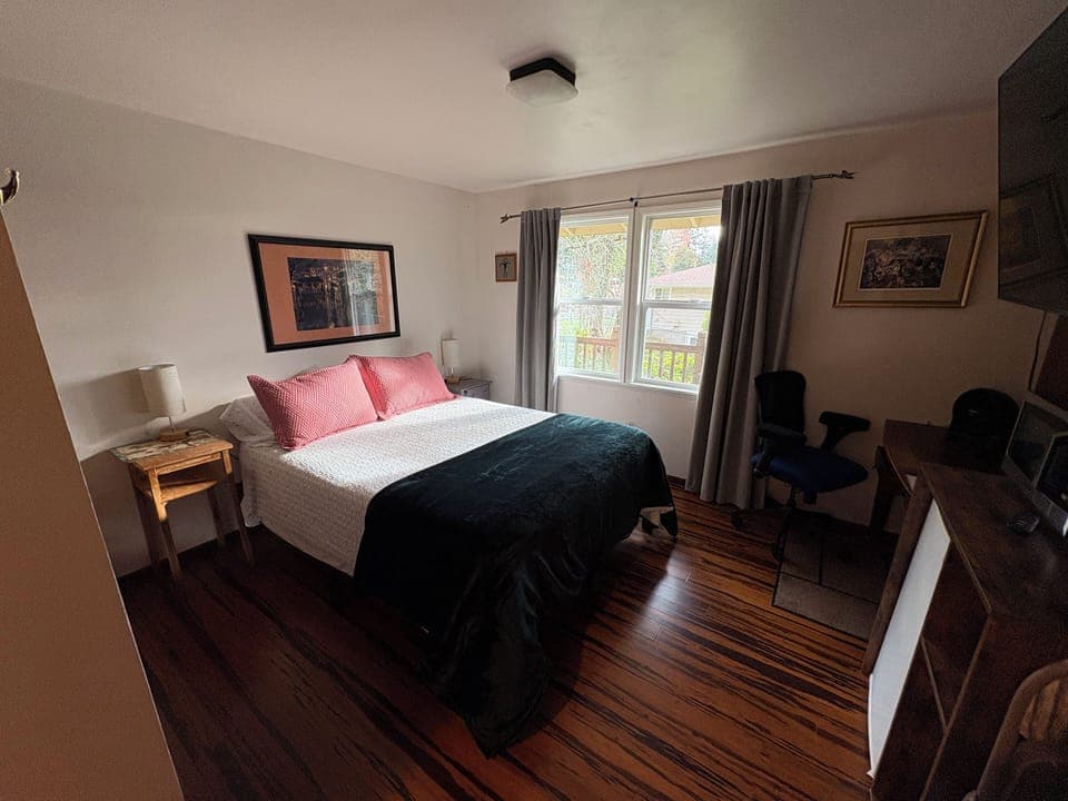 Queen bed, cotton sheets.