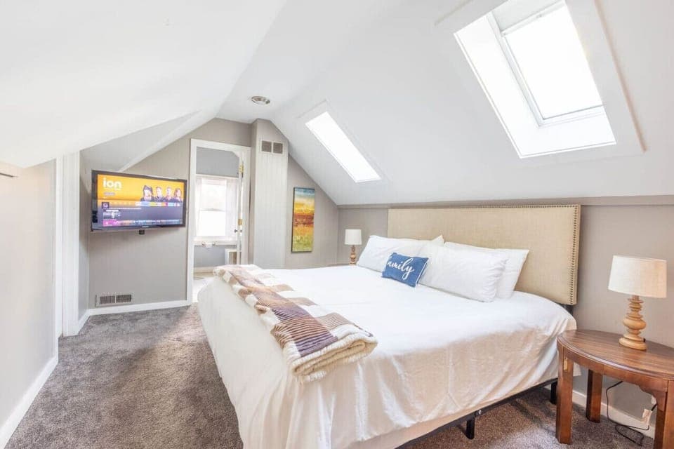 Master Bedroom - KIng bed- Private full bathroom- Tv
