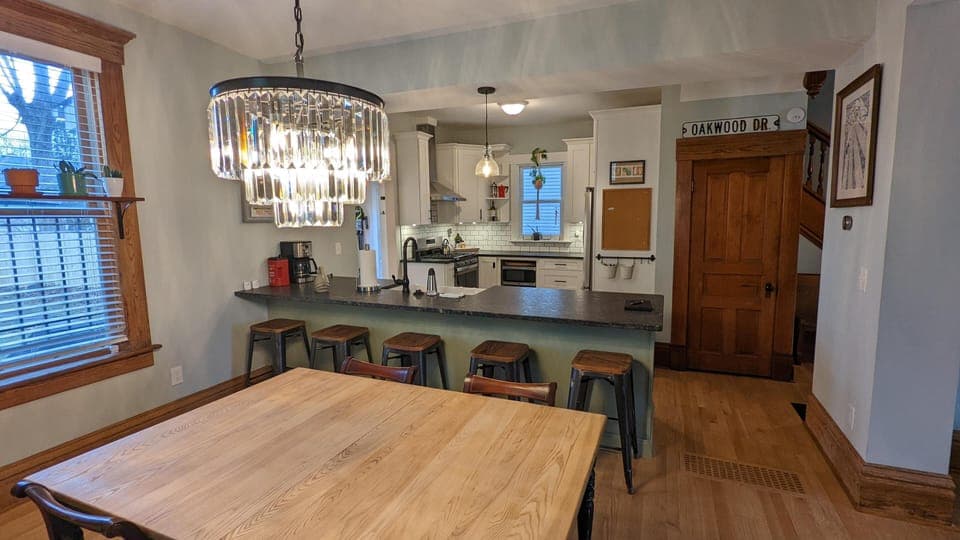 Let this charming kitchen light up your feed! 