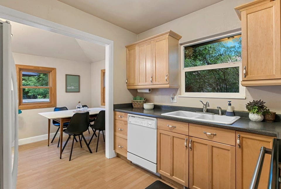 Dishwasher, double sink w/disposal, all cleaning products provided, great use!