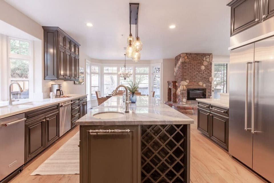 Living room 1 is open to the dining room, and the kitchen with a fireplace and floor-to-ceiling windows allows natural light and nature to come in.