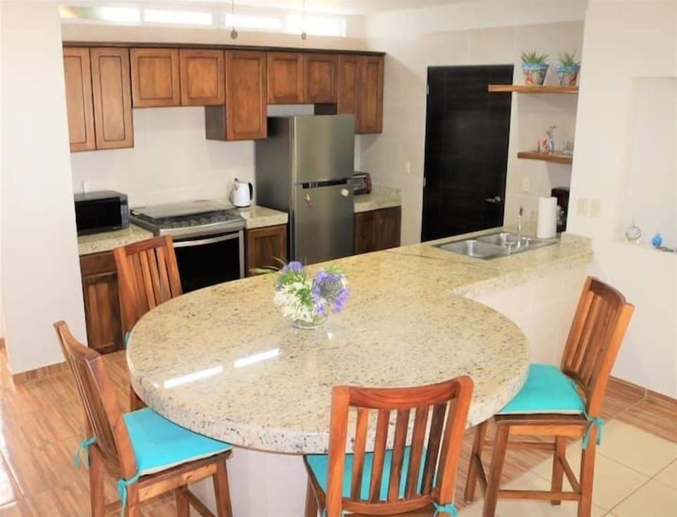 counter seating for the kitchen