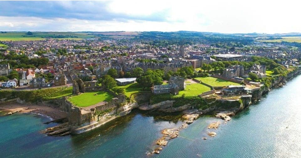 Luxurious 4 bedroom villa with spectacular views 2 mins from beach.