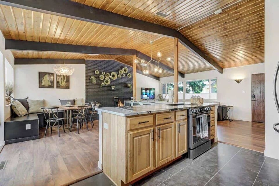 Modern Design for Your Pleasure! Whether in the Dining Area or Kitchen, Catch Your Favorite Netflix Series with Our Centralized Setup. Enjoy the Latest in Modern Comforts for Your Perfect Vacation.