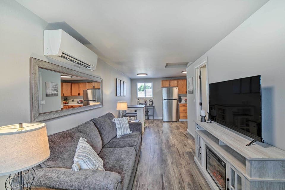 Living Room | Free WiFi | Central Heating & Air Conditioning