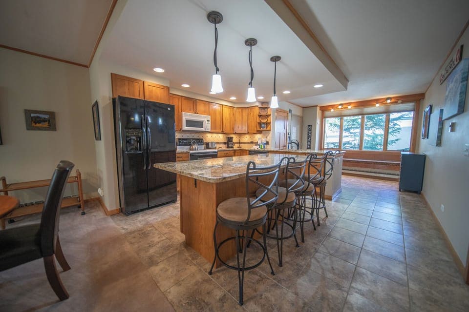 Breakfast Bar and Open Kitchen