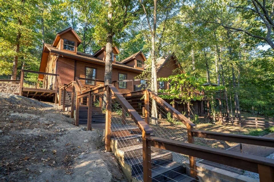 Welcome to Rock Creek Cabin, a spacious retreat in the woods, perfect for large family gatherings. Near Oaklawn Track, Downtown, Garvan Gardens, and the Lake, it offers a peaceful neighborhood for a relaxing and enjoyable stay with your loved ones.