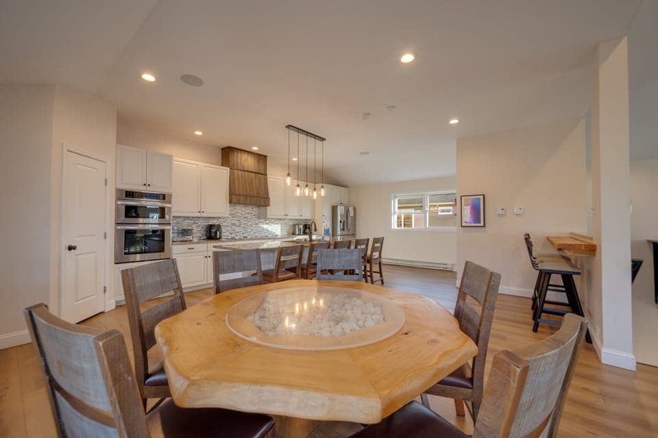 4th Floor Eat In Kitchen Nook