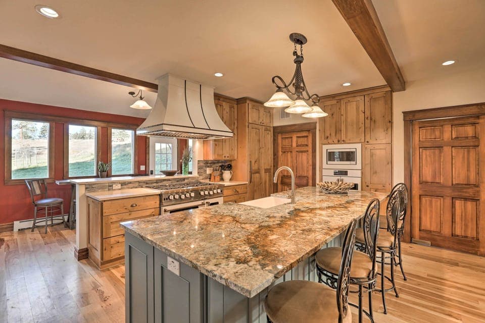 Commercial-Grade Kitchen | Coffee Maker | Pots & Pans | Blender | Crockpot