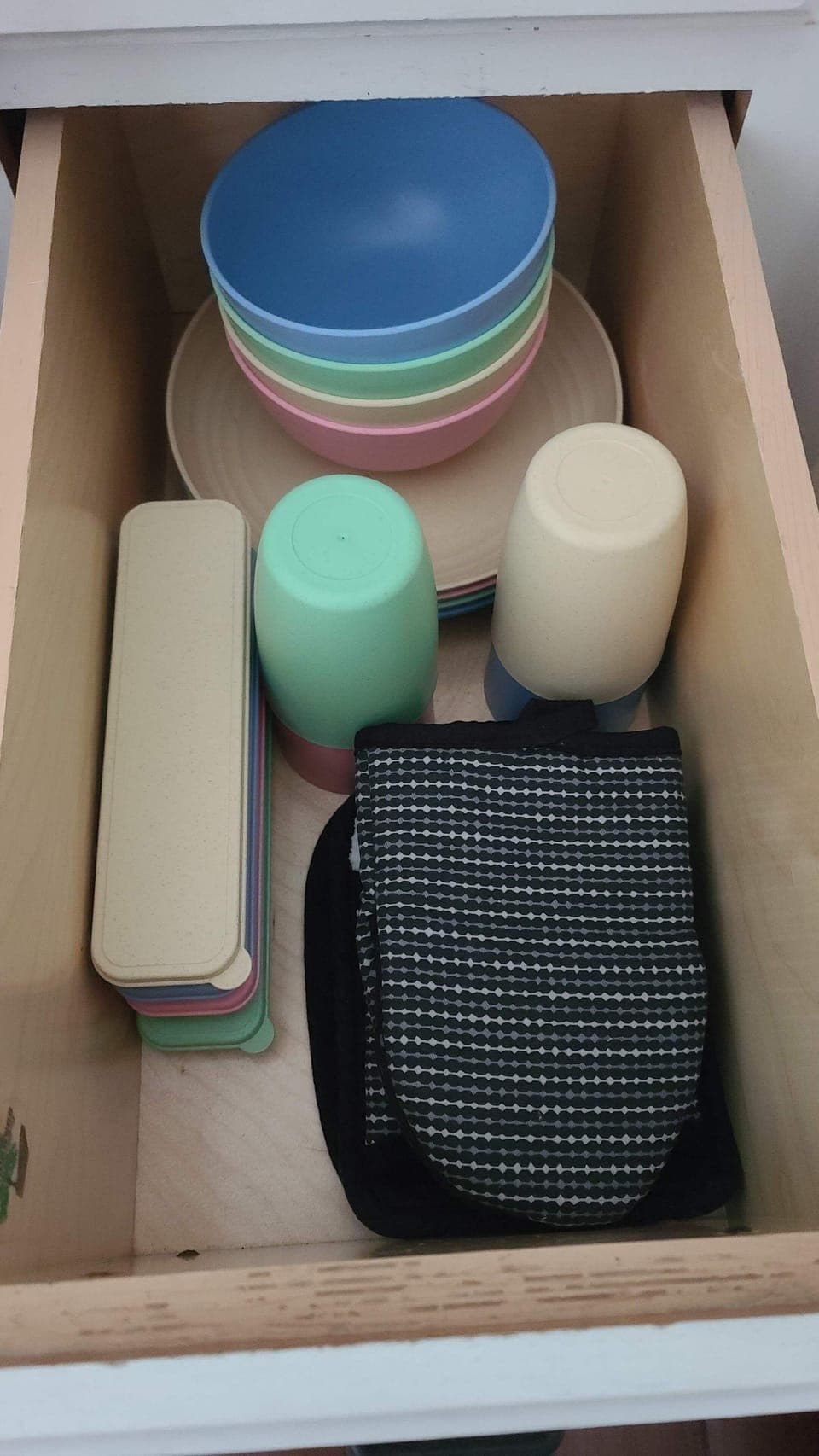 Children's plates, bowls, cups and silverware 