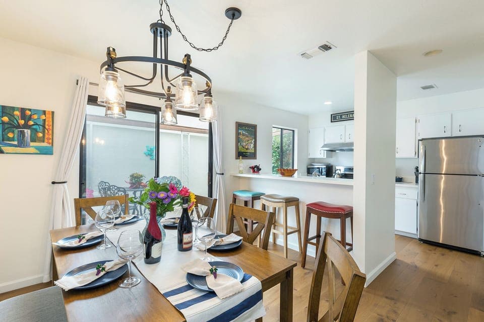 Spacious Dining area for 6