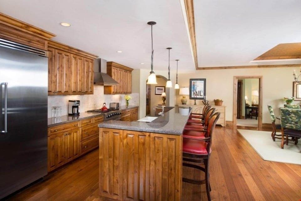 Prepare meals in the fully equipped kitchen and enjoy them together at the dining table.