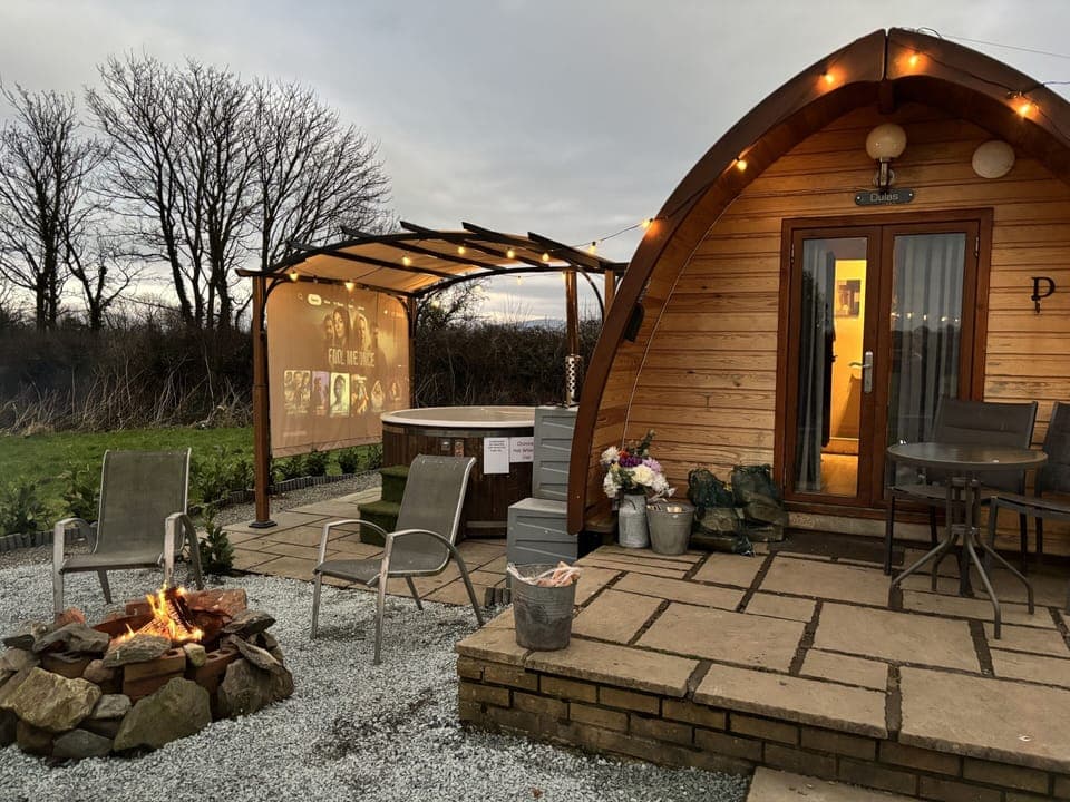 Glamping Pod and Cinema in the Tub
