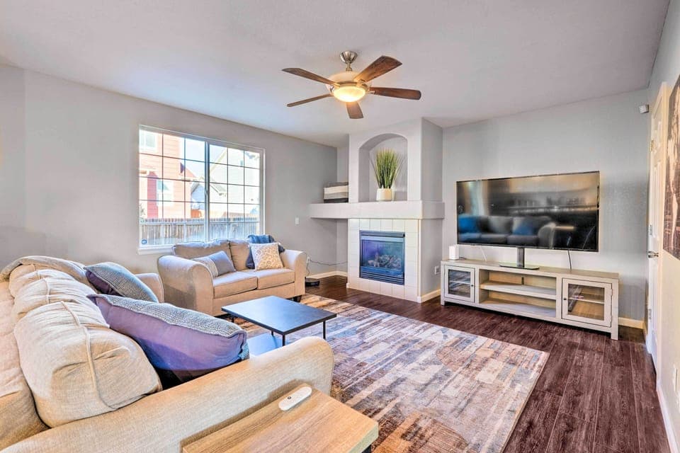 Living Room | Free WiFi | Central A/C | Smart TV | Gas Fireplace | Main Level