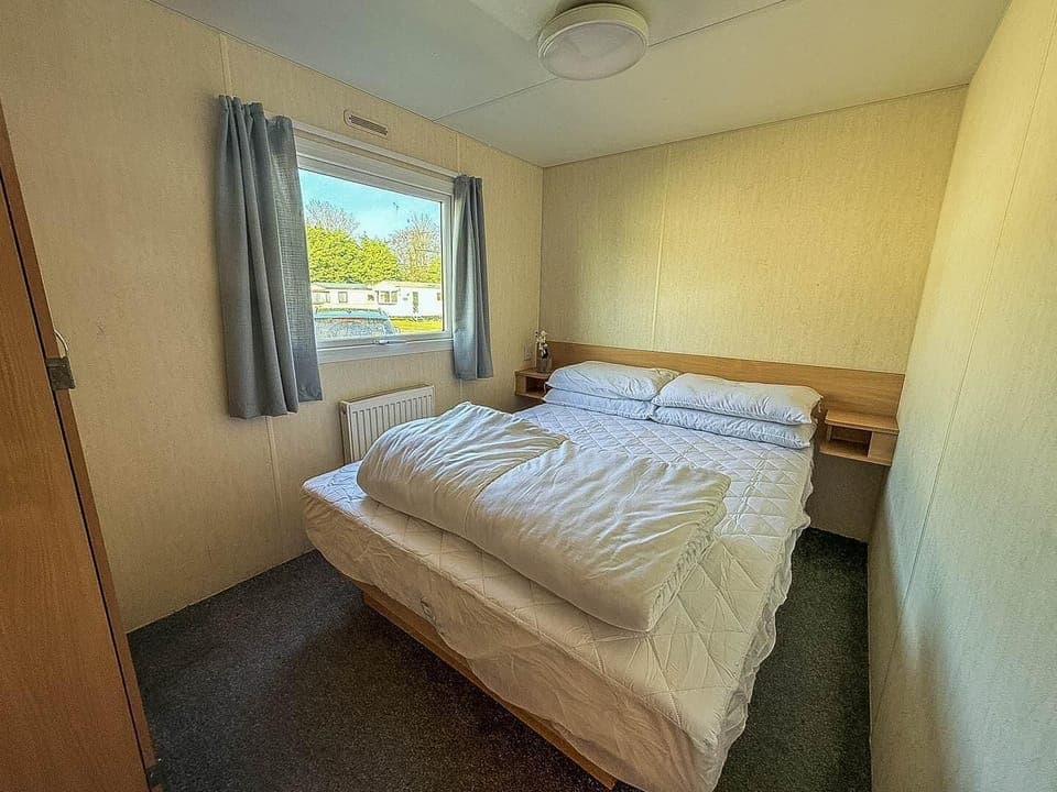 Enjoy a peaceful weekend getaway at Southview Holiday Park Skegness, offering cosy bedrooms in a caravan and easy access to the best of Skegness, Lincolnshire, United Kingdom, including the Skegness Aquarium.