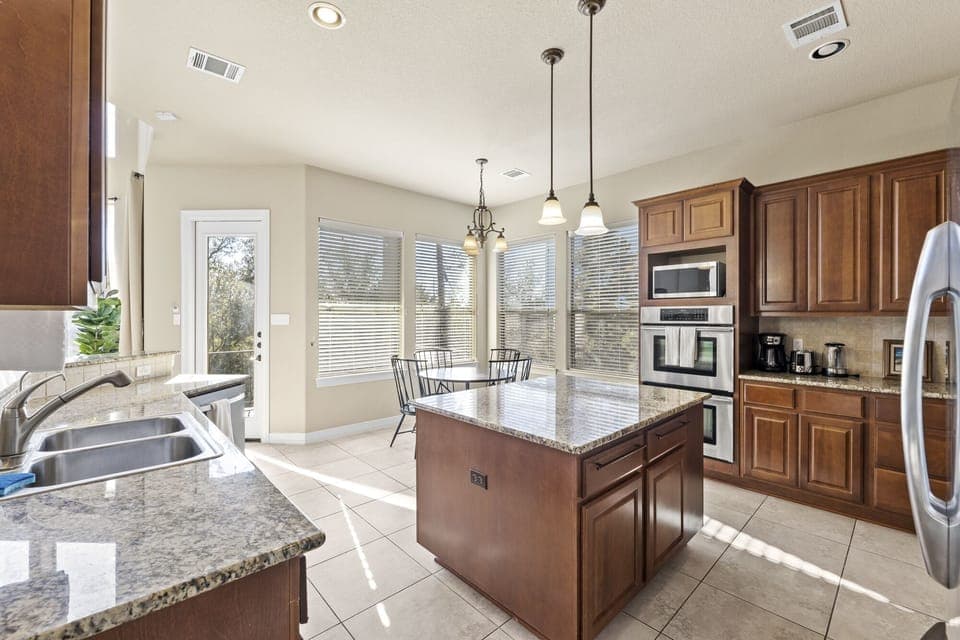 [Kitchen] Fully stocked & equipped