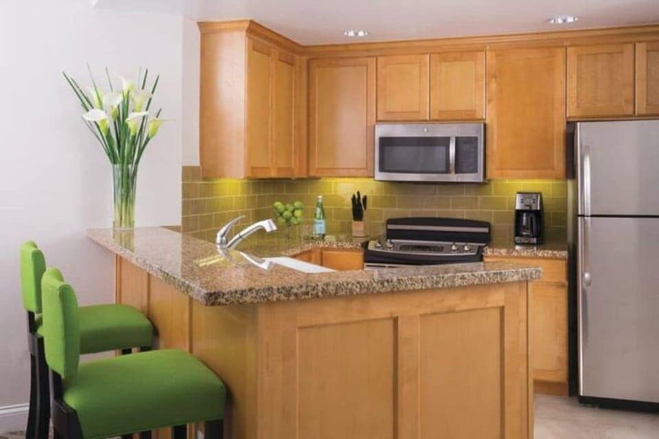 Full kitchen with counter