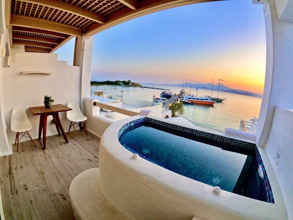 Private balcony and hot tub with a sew view to Agia Anna beach Naxos