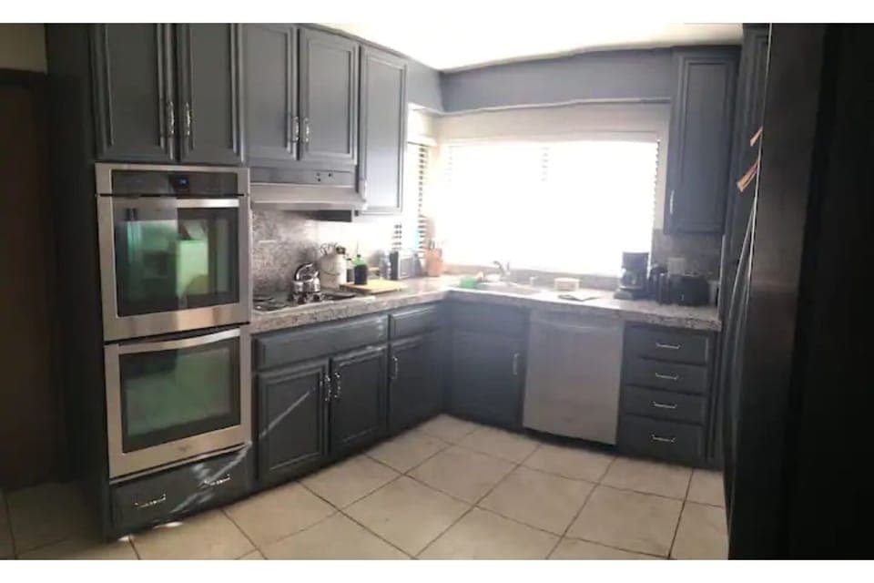 Double oven, electric stove top.