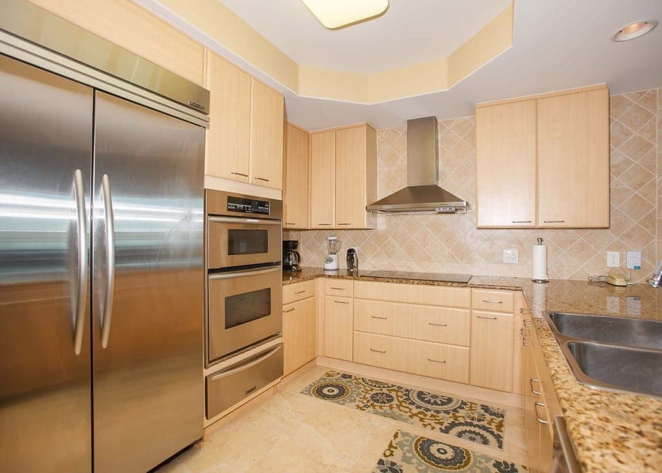 Fully equipped kitchen, stainless appliances