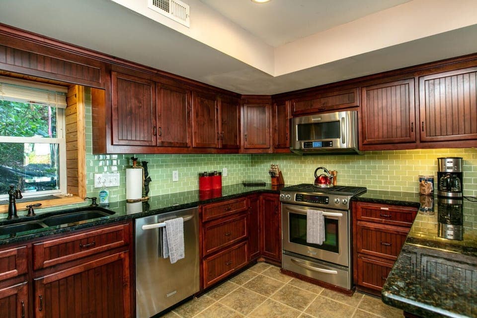 Full Kitchen - Full Kitchen with everything you'll need to make a quick snack or a Holiday meal for the whole family