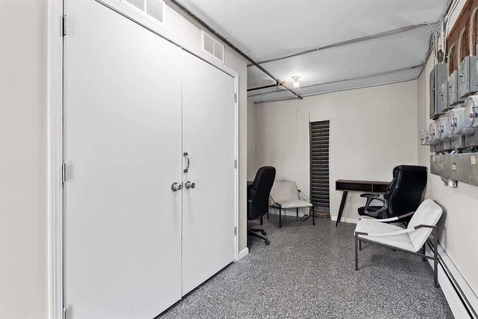 Additional workspace with chairs and desks—ideal for remote work, quick calls, or quiet focus.