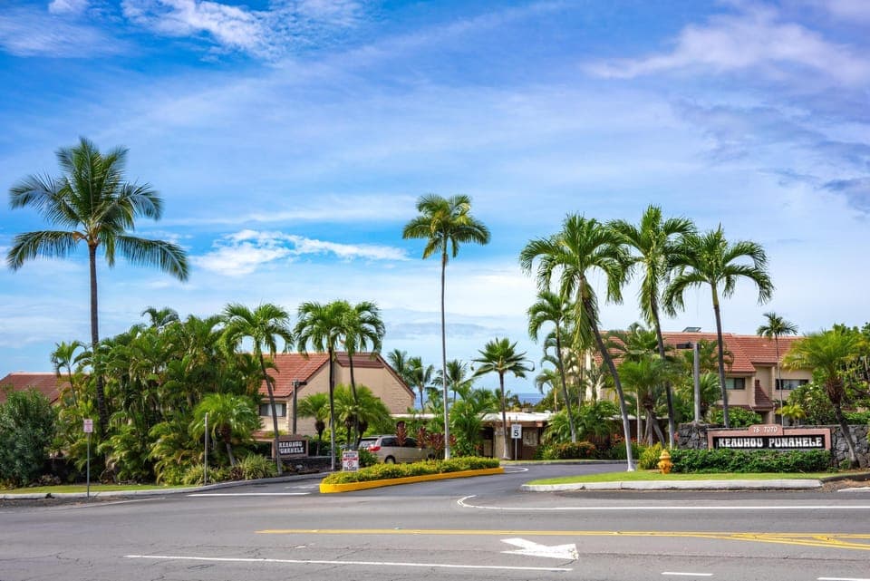 Keauhou Punahele, Entrance off of Alii Dr.