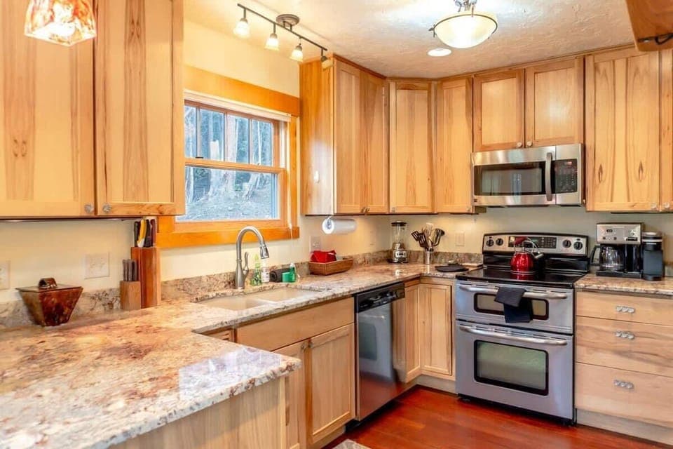The chef in your group will be delighted by our fully-equipped kitchen with its classic design, ample cabinet and counter space