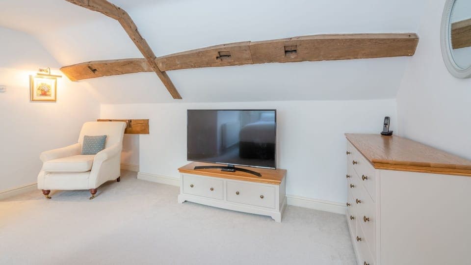 Bedroom One (Master), Barn End, Bolthole Retreats