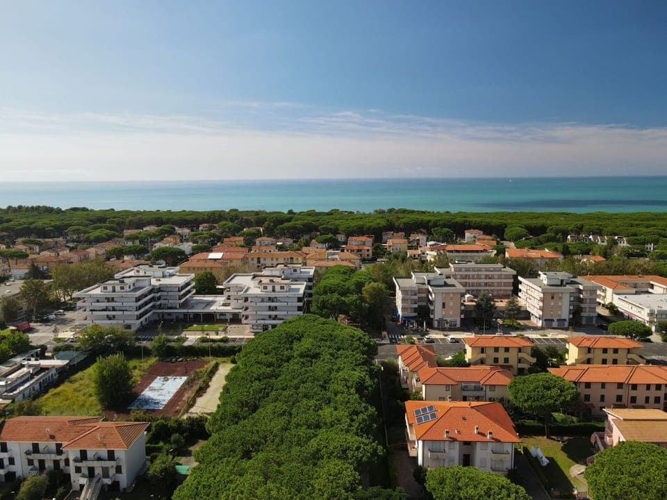 Sky, Daytime, Cloud, Building, Nature, Tree, Vegetation, Architecture, Urban Design, Water