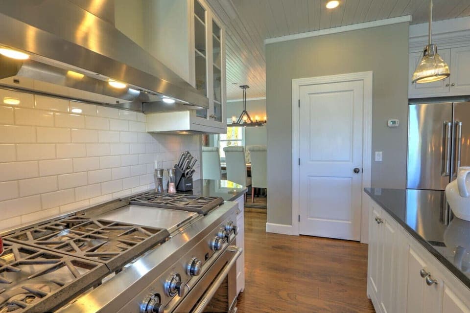 Top-of-the-line range and oven with 8 burners and griddle top