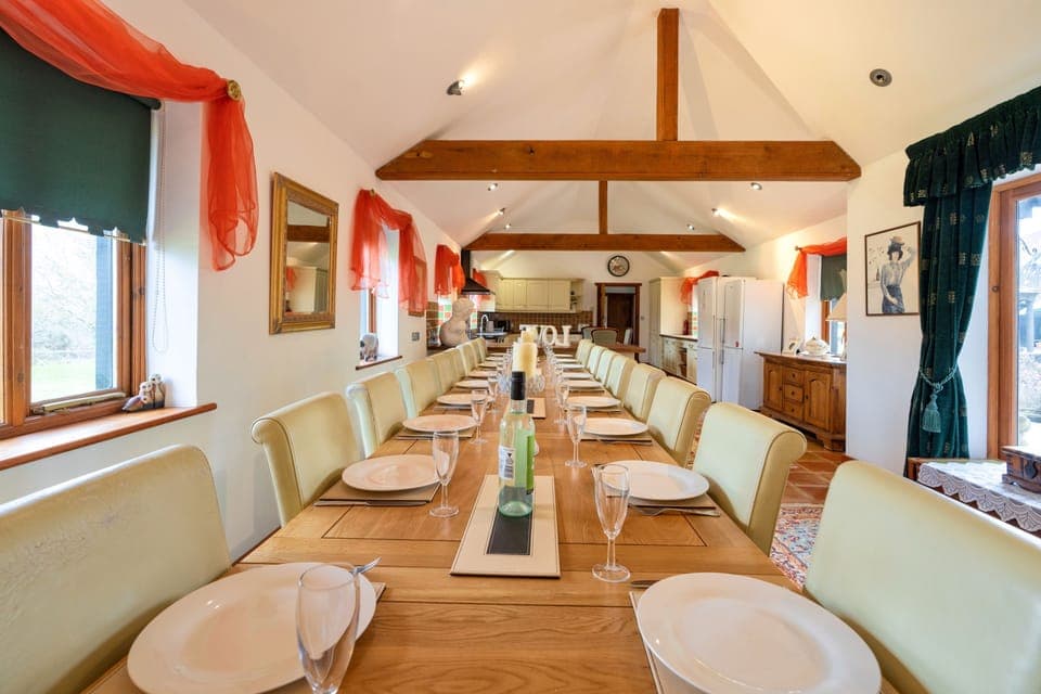 Doves Barn, Needham Market: Gather around the table, meals and memories await