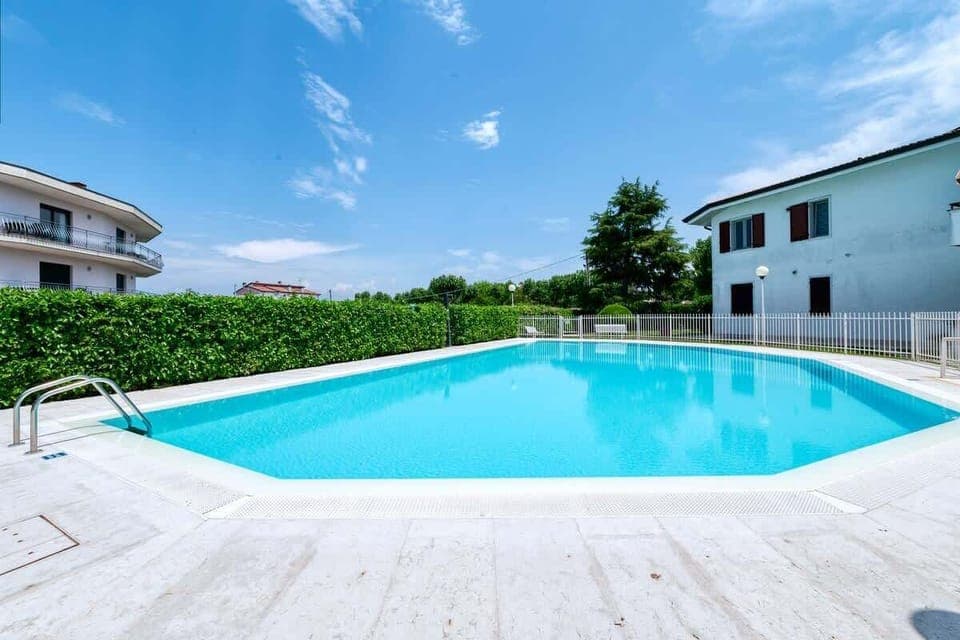 Piscina del residence in comune con bordo a sfioro