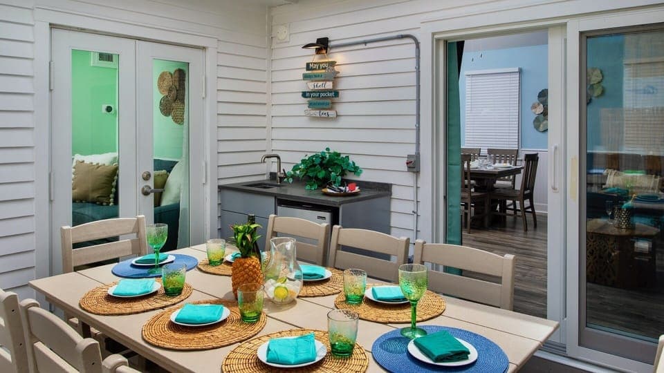 Outdoor dining for 8...