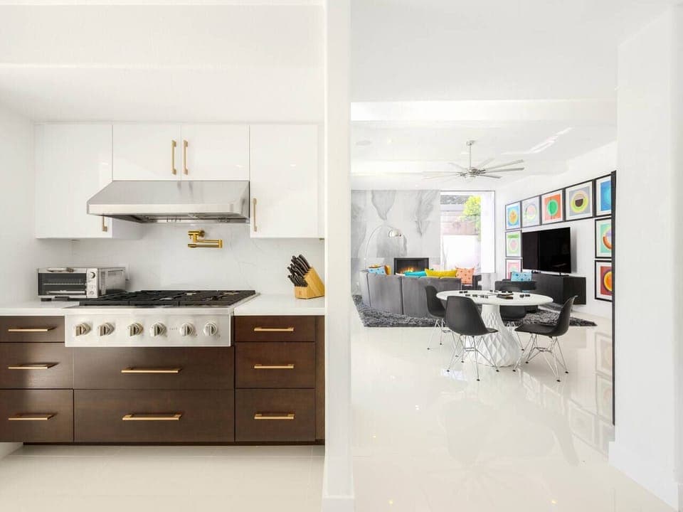 Full Kitchen, Living Room