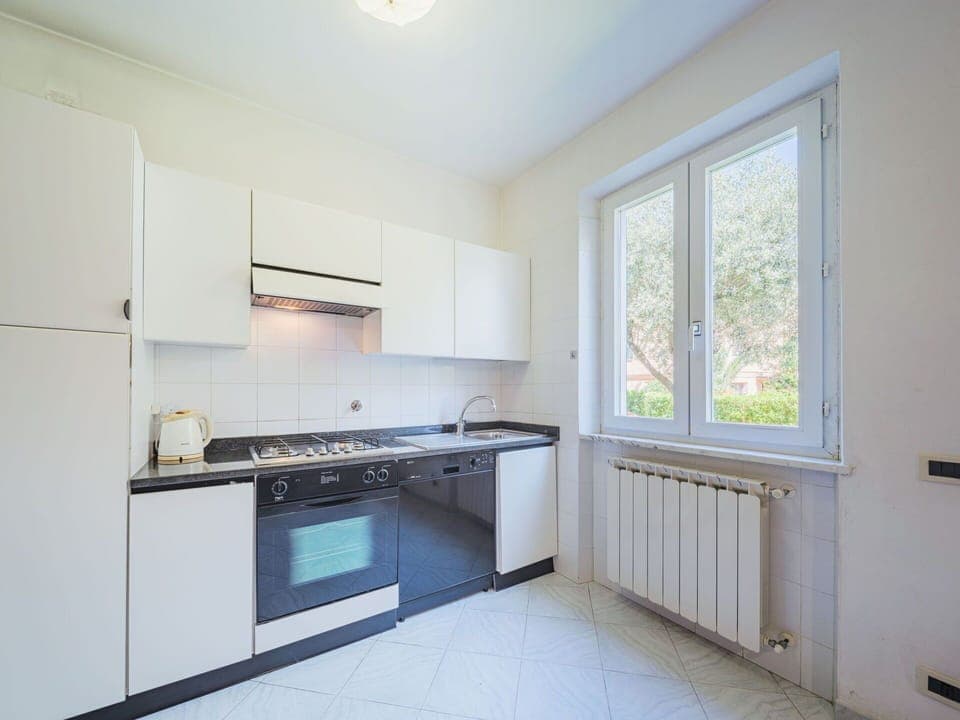 Cabinetry, Countertop, Property, Window, Tap, Building, Kitchen, Kitchen Stove, Sink, Wood