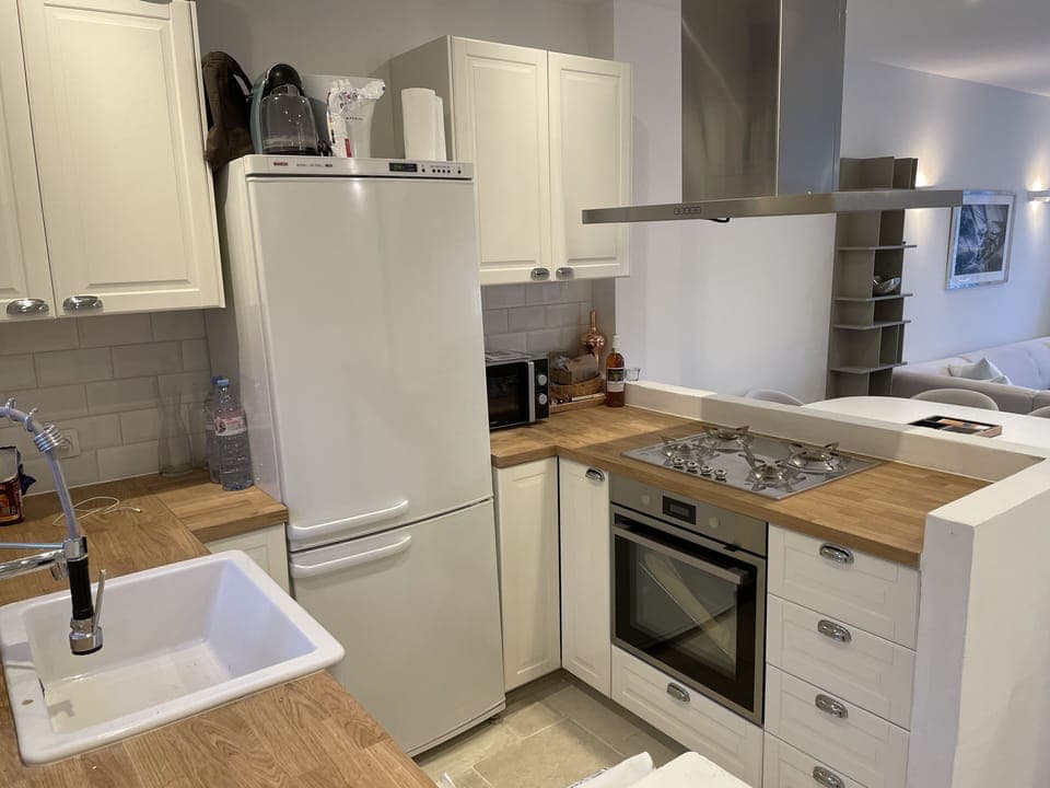 Née kitchen w. large Bosch fridge, SMEG stive, coffee machines (expresso, long)